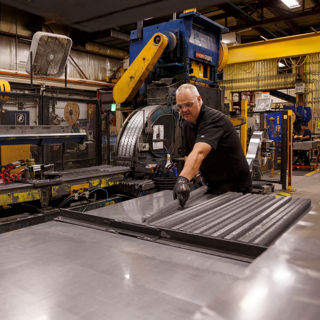 Production d’une banque de contenus photo et vidéo à travers trois environnements distincts : usine de fabrication, détaillant et projet résidentiel. Un mandat d’envergure soutenu par une préproduction rigoureuse afin de mettre en valeur l’expertise et le savoir-faire de l’entreprise.