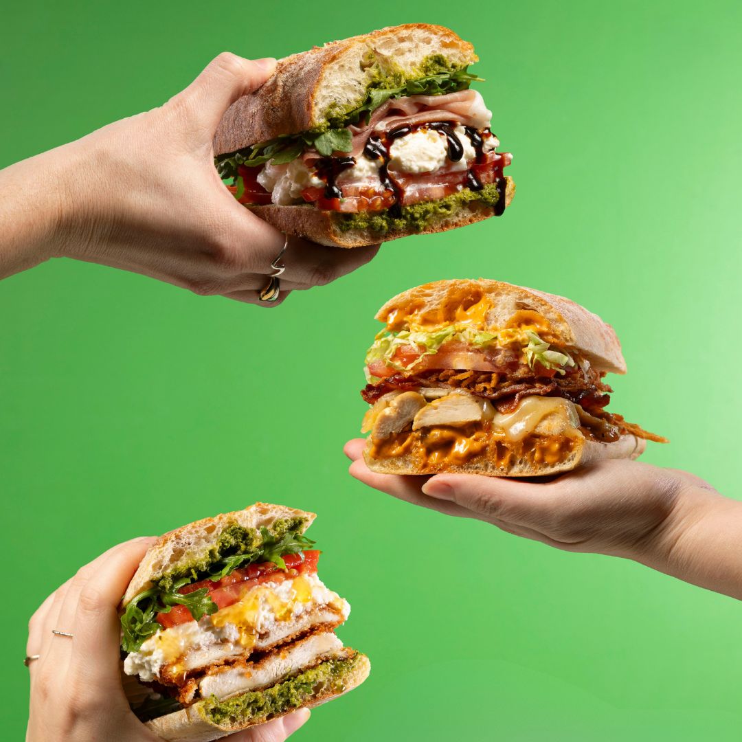 Création d’une banque d’images mettant en vedette les sandwichs qui font la renommée de la marque. Les visuels ont été conçus pour alimenter le menu en ligne, les réseaux sociaux et la publicité en points de vente des restaurants, tout en capturant l’énergie d’une entreprise en pleine croissance et le phénomène viral derrière ses produits.
